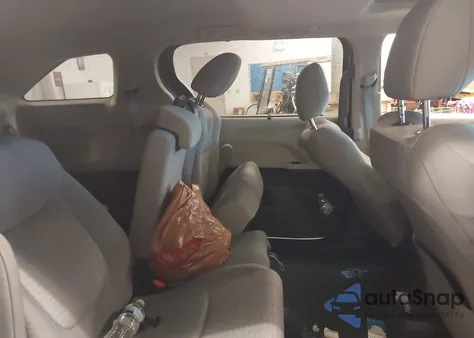 2022 Toyota Sienna Le z USA, uszkodzony, nr VIN 5TDBRKEC6NS132729